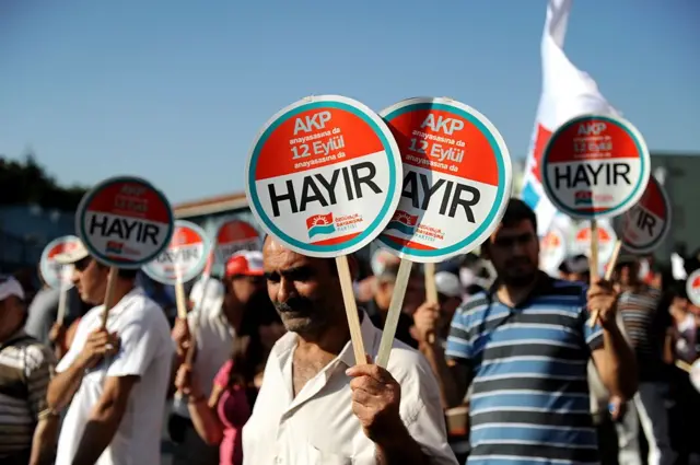 Döviz taşıyan protestocular