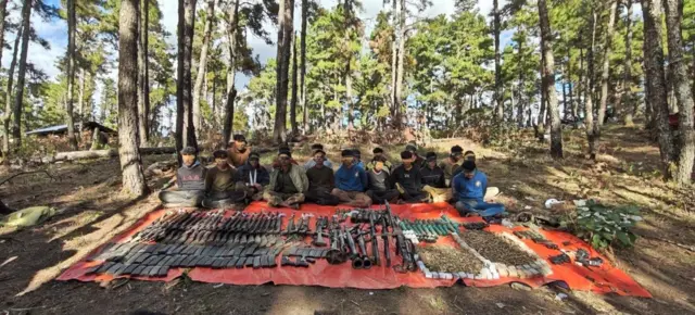 ဟားခါးမြို့အနီးက စစ်တပ်စခန်းသိမ်းတိုက်ပွဲမှာ ဖမ်းဆီးရမိတဲ့ စစ်ကောင်စီတပ်ဖွဲ့ဝင်တွေလို့ ချင်းတော်လှန်ရေးတပ်ဖွဲ့ဝင်တွေနဲ့ နီးစပ်သူတစ်ဦး ပို့ပေးလာတဲ့ပုံ 