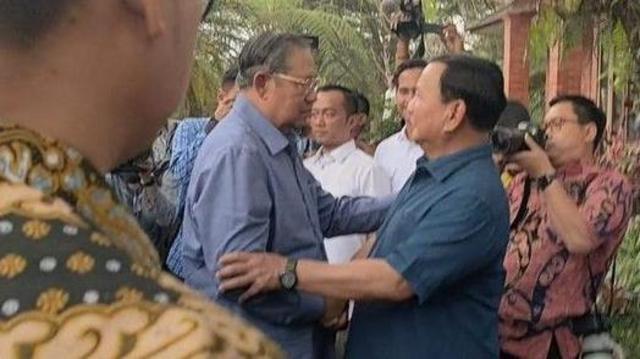 Prabowo sambut kedatangan SBY di Hambalang, Bogor, Minggu (17/09).