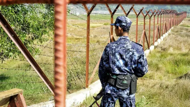 မြန်မာနယ်ခြားစောင့်တပ်ဖွဲ့ဝင်တစ်ဦးကိုတွေ့ရစဉ် (ပုံဟောင်း)