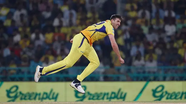 முதல் இரு ஓவர்களிலும் 12 ரன்கள் மட்டுமே கொடுத்திருந்த ஜேமி ஓவர்டன், ஆட்டத்தின் 19வது ஓவரில் மட்டும் 30 ரன்கள் விட்டுக்கொடுத்தார்