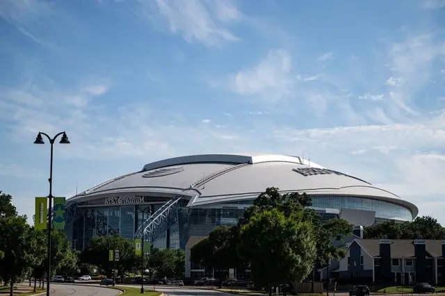El estadio de Dallas, visto desde lo lejos