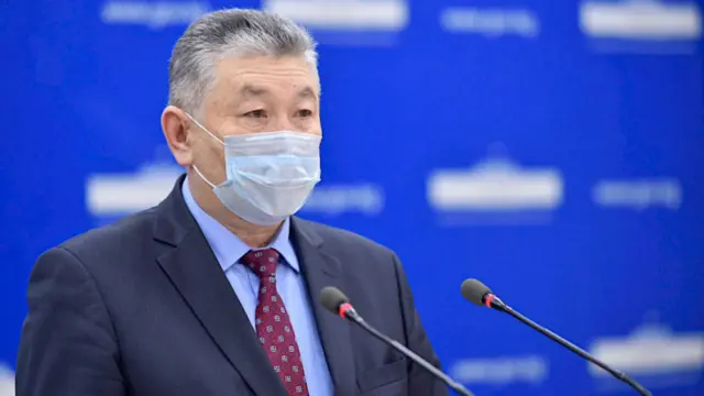 Саламаттык сактоо министринин орун
басары Нурболот Үсөнбаев.