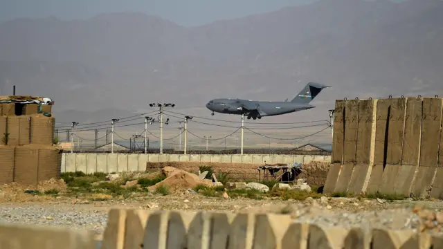 طائرة تابعة للقوات الأمريكية تهبط في قاعدة باغرام الجوية في الأول من يوليو/تمّوز 2021