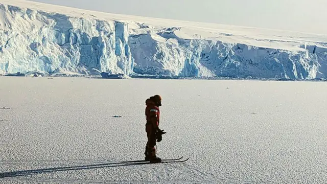 Yigit jimirlab ketayotgandi, qizlar uni korishdi Mening sikim zorga sigdi