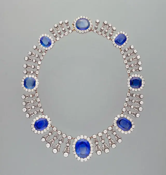大粒のサファイアとダイヤモンドのネックレス