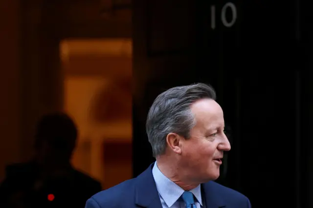 دیوید کامرون وزیر خارجه جدید بریتانیا از دفتر نخست‌وزیر خارج می‌شود