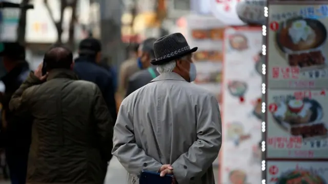 길을 걷고 있는 노인