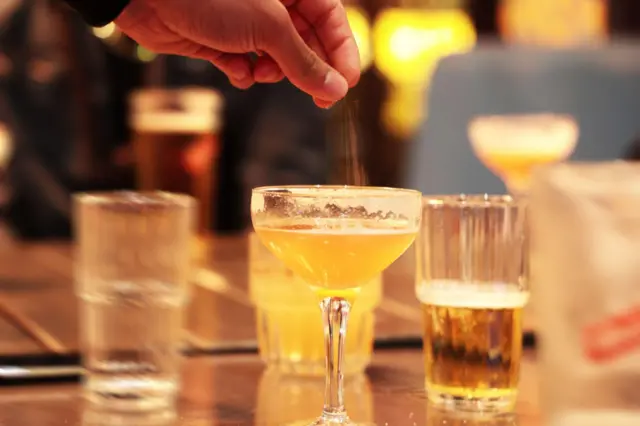 Taça manipulada em imagem de referência