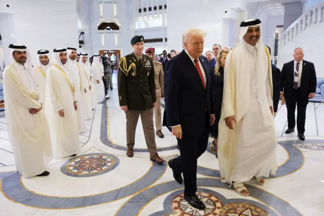 الرئيس الأميركي دونالد ترامب يشارك في مراسم استقبال رسمية مع أمير قطر الشيخ تميم بن حمد آل ثاني في الديوان الأميري بالعاصمة القطرية الدوحة، 14 مايو/أيار 2025. الزيارة تؤكد على الشراكة الإستراتيجية بين الولايات المتحدة وقطر، مع تركيز على قضايا الأمن الإقليمي والتعاون الاقتصادي.
