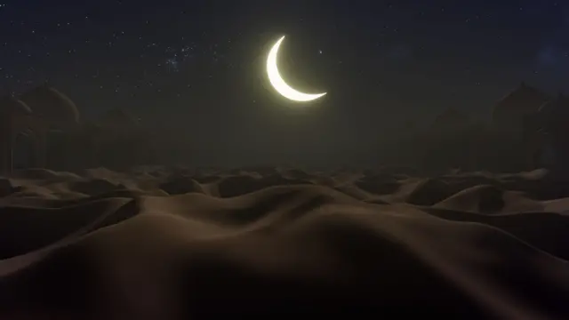 Une lune qui brille sur les dunes de sable