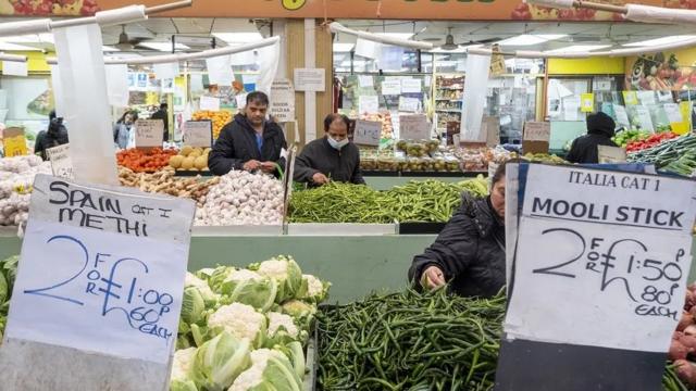 Diversas barracasapp para fazer apostasfeira e placas com os preços dos produtos