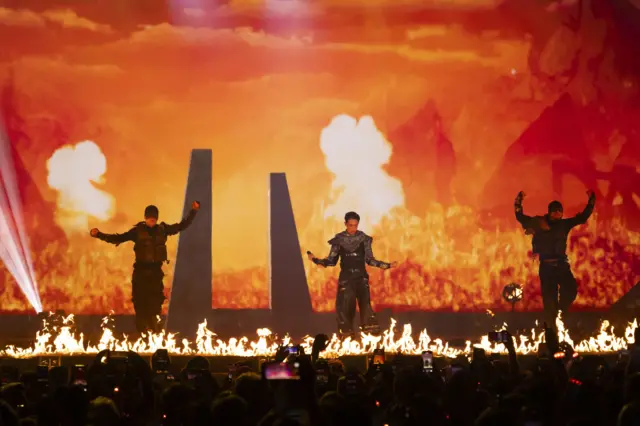 Три мушкарца на бини која гори