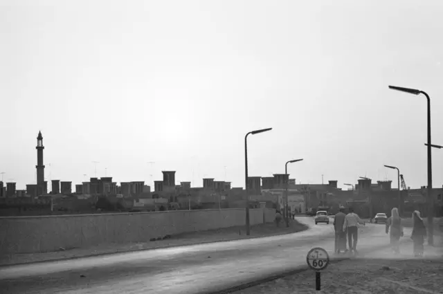 Foto antiga mostra Dubai, com uma estrada poeirenta 