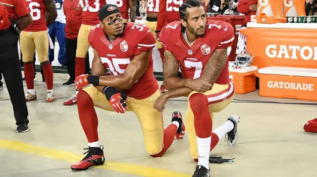 कोलिन कैपरनिक (सात नंबर की जर्सी) और एरिक रीड.