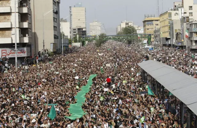 صدها هزار نفر از حامیان میرحسین موسوی، نامزد اصلاح‌طلب شکست‌خورده انتخابات ریاست‌جمهوری ایران، در ۱۵ ژوئن ۲۰۰۹ در تهران دست به تظاهرات زدند. حامیان مخالفان با نادیده گرفتن ممنوعیت‌ها، تجمع گسترده‌ای را در اعتراض به پیروزی قاطع محمود احمدی‌نژاد، رئیس‌جمهور وقت، برگزار کردند؛ انتخاباتی که هم‌زمان با افزایش واکنش‌های انتقادی بین‌المللی نسبت به صحت آن و سرکوب اعتراضات مخالفان در ایران همراه بود.