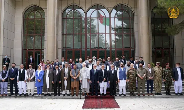 بسیاری از رهبران و افراد کلیدی نیروهای مجاهدین که در برابر تجاوز شوروی میجنگیدند در دولتهای سابق افغانستان سمتهای مهمی داشتند که پس از تصرف قدرت از سوی گروه طالبان این کشور را ترک کردند
