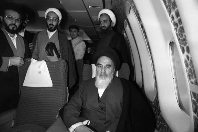 तेहरान जाने वाले विमान पर आयतुल्लाह ख़ुमैनी 
