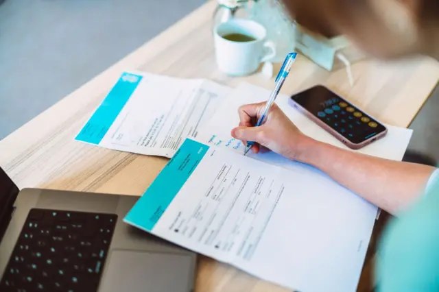 ဘဏ်စာရင်းတွေကို ပွင့်လင်းမြင်သာချပြမှုမရှိဘူးလို့ဝေဖန်နေကြ 