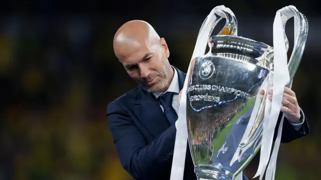 زين الدين زيدان يحمل كأس أوروبا بعد المباراة النهائية لدوري أبطال أوروبا 2023 /24بين بوروسيا دورتموند وريال مدريد على ملعب ويمبلي في 1 يونيو/حزيران 2024 في لندن، إنجلترا. 