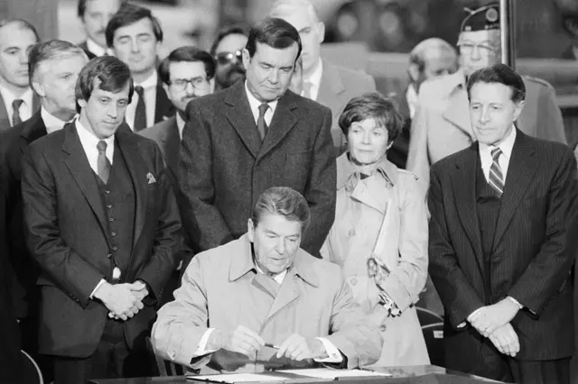 Tổng thống Ronald Reagan đã từ chối tái khởi động các cuộc đàm phán bình thường hóa với Việt Nam cho đến khi Hà Nội rút quân khỏi Campuchia