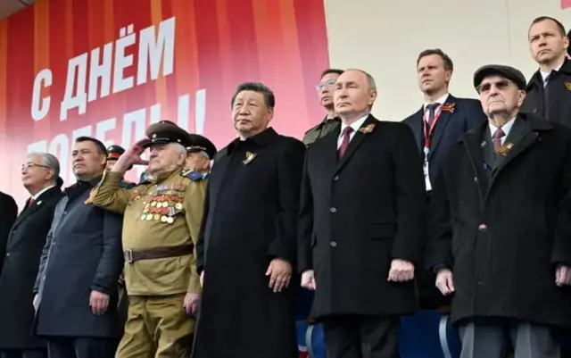Kineski i ruski predsednici Si Đinping i Vladimir Putin u svečanoj loži na Crvenom trgu u Moskvi posmatrali su defile ruske vojnika i naoružanja. U defileu su učestvovali i pripadnici vojski drugih država, među kojima i kineski