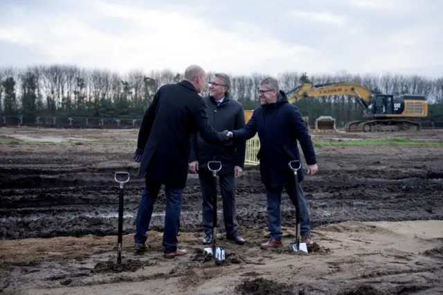 Три чоловіка стоять в полі