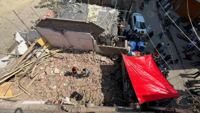 વકીલ હસનના ઘરનો કાટમાળ