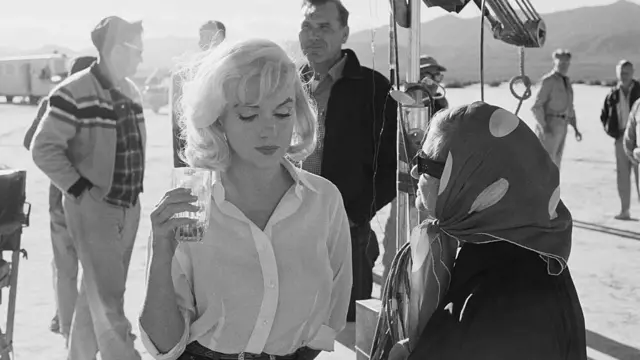 Marilyn Monroe y Paula Strasberg en el set de rodaje de "Vidas rebeldes"