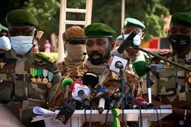 Assimi Goita (katikati), rais wa CNSP (Kamati ya Kitaifa ya Ukombozi wa Wananchi), akizungumza na waandishi wa habari wakati wa sherehe za kuadhimisha miaka 60 ya uhuru jijini Bamako, tarehe 22 Septemba 2020.