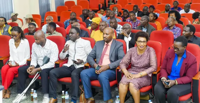 Abatora Abasenateri ni abagize Inama Njyanama z'Imirenge n'Uturere