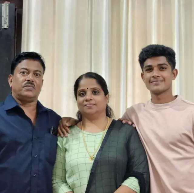 விக்னேஷ் புத்தூர், தோனி, ஐபிஎல், சிஎஸ்கே, எம்.ஐ. சென்னை சூப்பர் கிங்ஸ், மும்பை இந்தியன்ஸ்,  கேரளா, கேரள கிரிக்கெட் அகாடமி, சைனா மேன் பவுலர், இந்தியா , பிசிசிஐ , Who is Vignesh Puthur