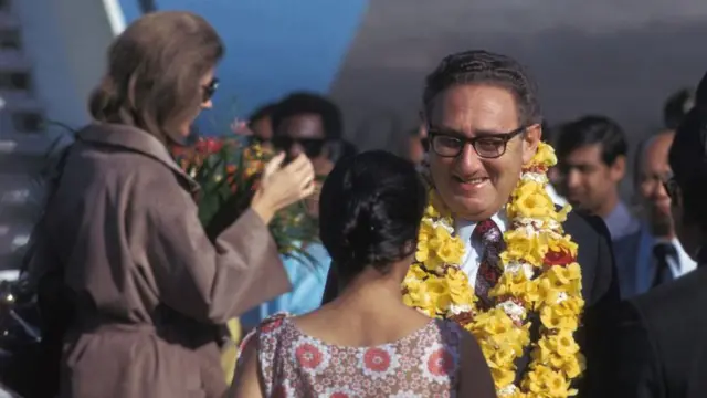 1974 साली किसिंजर यांच्या भारत दौऱ्यादरम्यानचा फोटो