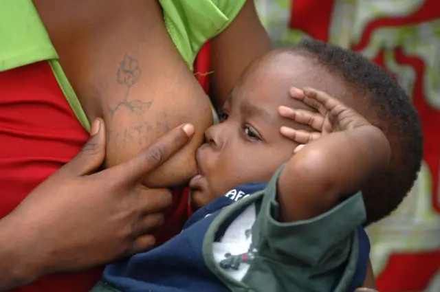 Femme congolaise allaitant son enfant à Kinshasa.