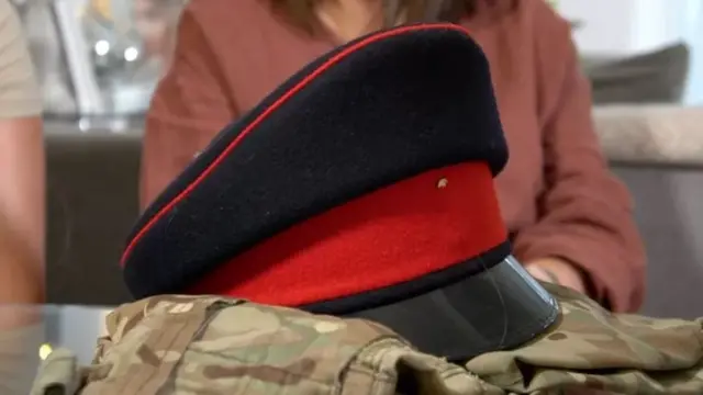  जैसली लुइस बेक की पतलून और टोपी.