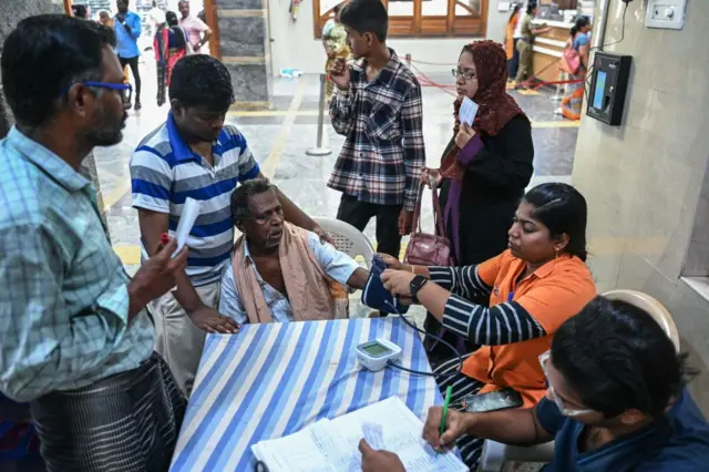 தமிழ்நாடு: அரசு மருத்துவர்களின் அதீத பணிச்சுமையே நோயாளிகள் உடனான பிரச்னைக்குக் காரணமா?