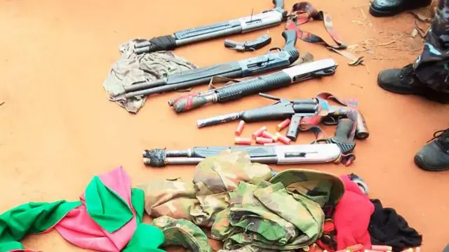 Ụfọdụ ngwa ọgụ ndị uweojii sị ha napụrụ ndị omekome a n'ogige ebe ha wakporo