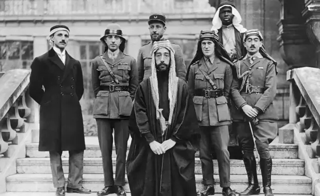 Yarima Faisal bin Hussein a tsakiya, wanda daga baya ya zama Sarki Faisal, ya halarci taron zaman lafiya na Paris da aka gudanar a shekarar 1919