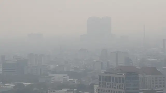 Suasana gedung-gedung bertingkat yang tertutup oleh kabut polusi di Jakarta, Selasa (25/7)