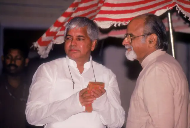 लालू प्रसाद यादव यांच्यासोबत गुजराल