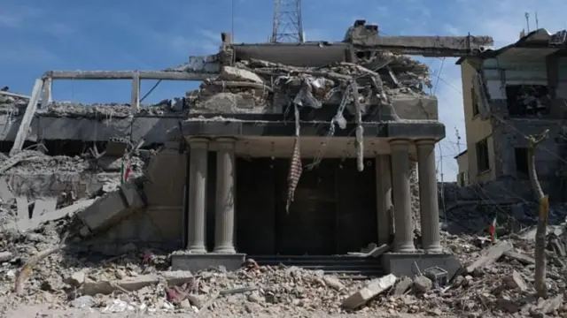 तेहरानमध्ये अमेरिका आणि इस्रायली हल्ल्यांनंतर सरकारी इमारतीचे अवशेष