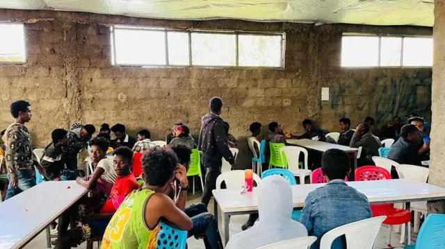 ኤርትራዊያን ስደተኛታት ኣብ መመገቢ ኣዳራሽ ኤልሻዳይ