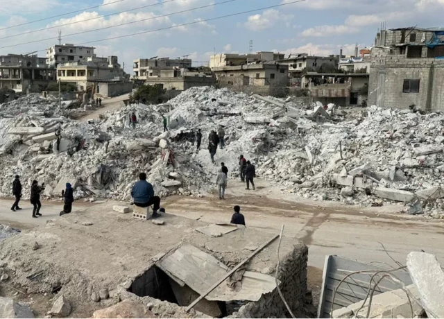 Di Kota Harem, anak-anak mengangkat bebatuan.