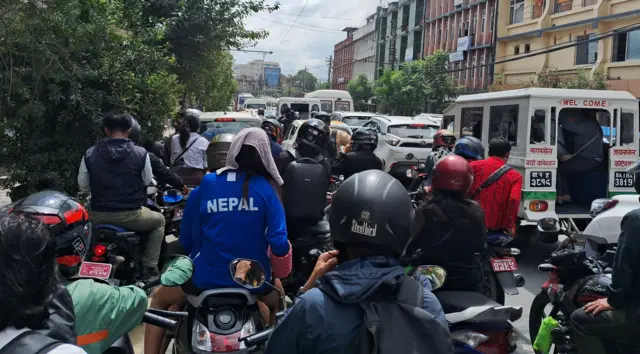 काठमाण्डूको सडकमा मोटरसाइकलहरू