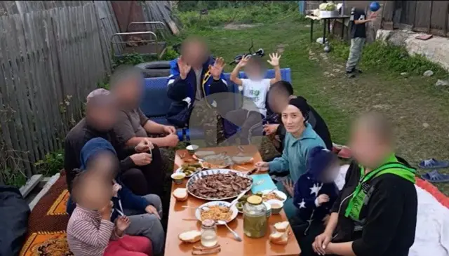 Разия с детьми и соседями по поселку