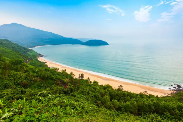 Cảnh bãi biển nhìn từ Đèo Hải Vân trước khi dự án được triển khai