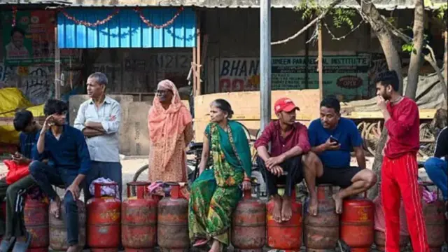 ਭਾਰਤ ਦੇ ਕਈ ਸ਼ਹਿਰਾਂ ਵਿੱਚ ਐਲਪੀਜੀ ਲਈ ਲੰਬੀਆਂ ਕਤਾਰਾਂ ਦੇਖਣ ਨੂੰ ਮਿਲ ਰਹੀਆਂ ਹਨ।