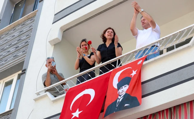 Manisalılar balkonlardan çiçek atarak Zeyrek'i anıyor