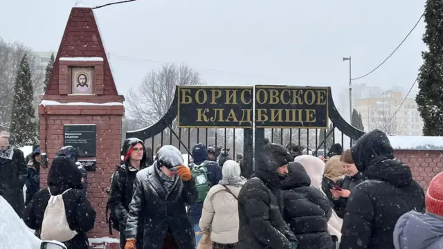 Люди собираются у ворот Борисовского кладбища до его открытия