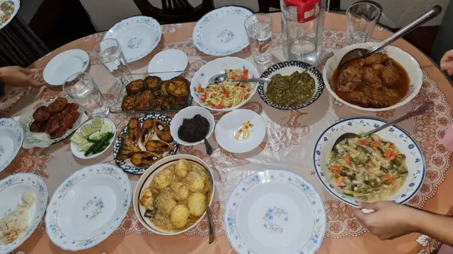 রমজান মাসে অনেক সময়েই বেশি খাওয়া হয়ে যায় 